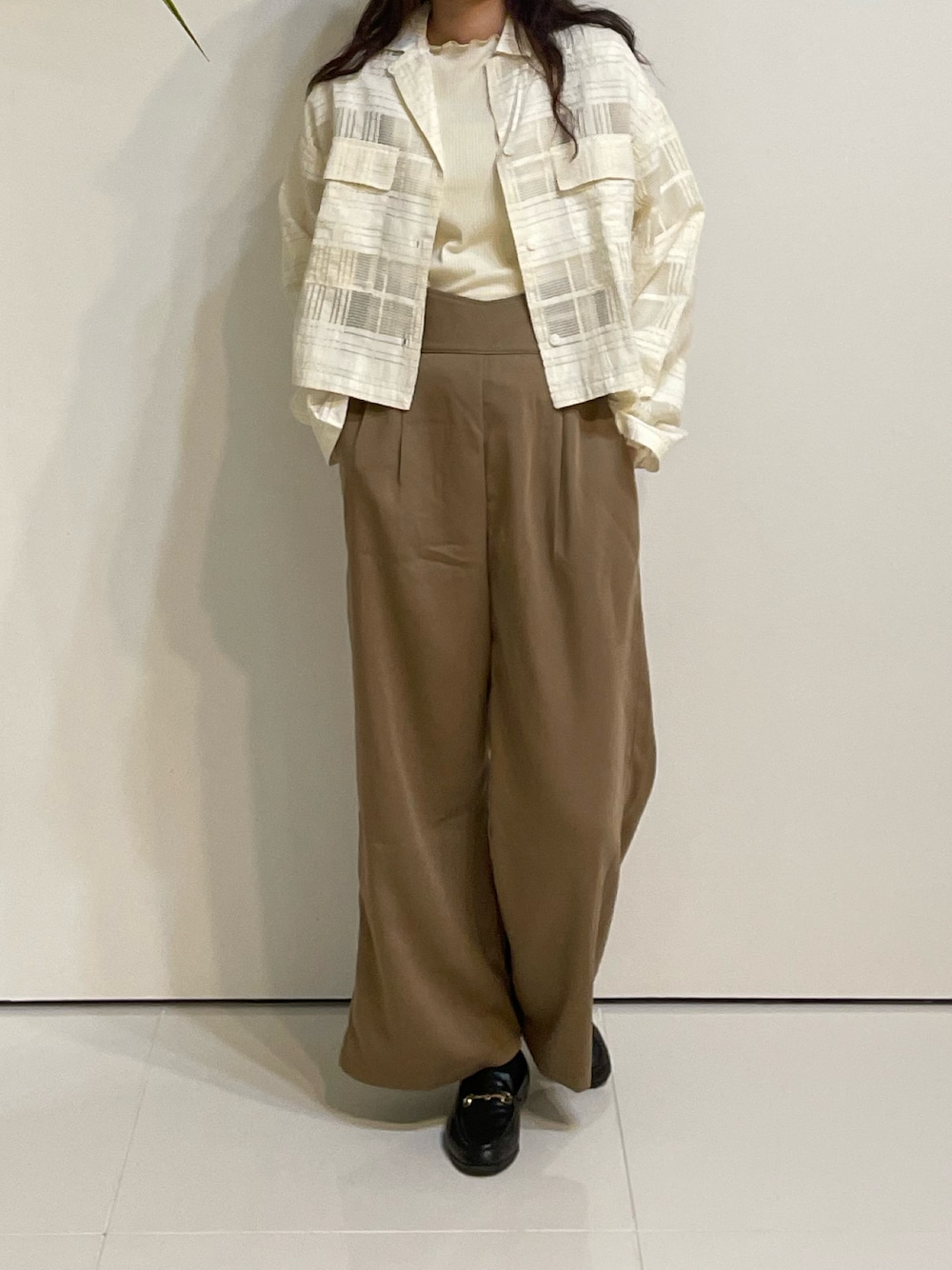 ホワイト系のTシャツ/カットソー、ホワイト系のシャツ/ブラウス、ブラウン系のオールインワン・サロペットを着用したレディースの春コーディネートの1枚目の写真