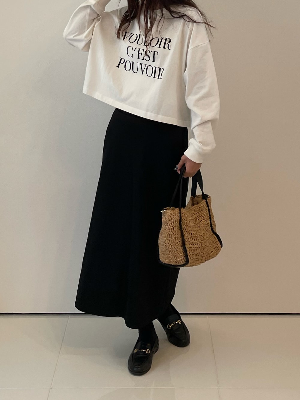 ホワイト系のTシャツ/カットソー、ベージュ系のかごバッグ、ブラック系のその他シューズを着用したレディースの春コーディネートの1枚目の写真