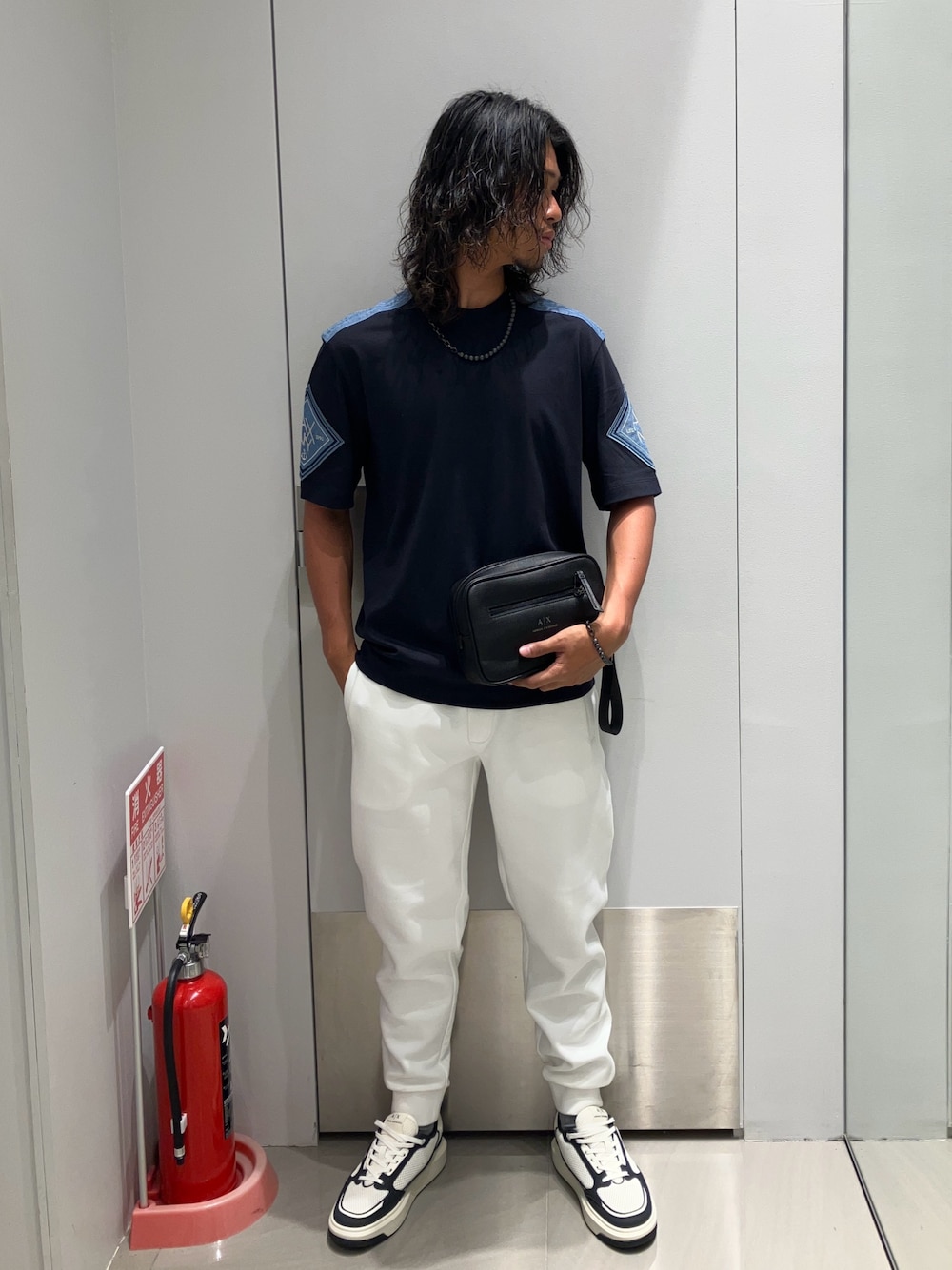 「AXchanger、AXchange、armaniexchange、armani、アルマーニエクスチェンジ、アルマーニ、夏コーデ、シンプルコーデ、Tシャツコーデ、ゆるコーデ、春夏コーデ、お出かけコーデ、最近のいい感じコーデ、今日のコーデ、いいね、save、フォローお願いします🤑」｜「ARMANI EXCHANGEの【A|X アルマーニ エクスチェンジ】メッシュコンビサイドロゴ レースアップスニーカー（スニーカー、ホワイト系）」を使った、TAKUYAさん（メンズ・174cm）の夏コーディネートの1枚目の写真