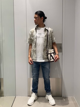 「ARMANI EXCHANGE（アルマーニエクスチェンジ）の【A|X アルマーニ エクスチェンジ】メッシュコンビ レースアップスニーカー（スニーカー、ホワイト系）」を使った、TAKUYAさん（メンズ・174cm）の春コーディネート