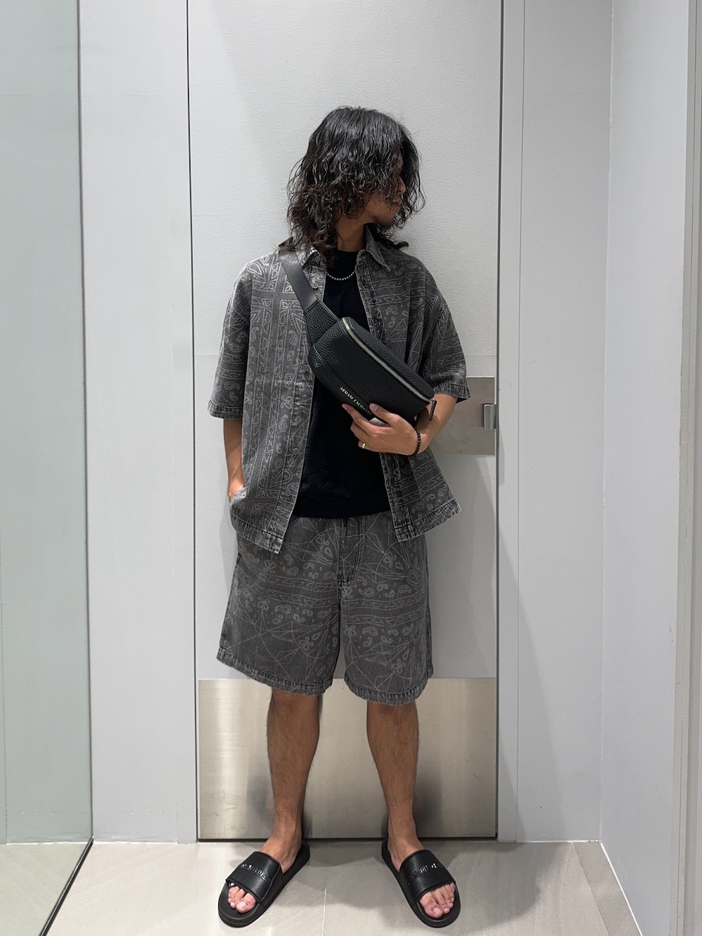 「AXchanger、AXchange、armaniexchange、armani、アルマーニエクスチェンジ、アルマーニ、セットアップ、ショルダーバッグ、大人カジュアル、最近のいい感じコーデ、初夏コーデ、シンプル、春夏コーデ、今日のコーデ、お洒落さんとつながりたい」｜「ARMANI EXCHANGEの【A|X アルマーニ エクスチェンジ】AXロゴ シャワーサンダル（サンダル、ブラック系）」を使った、TAKUYAさん（メンズ・174cm）の春コーディネートの1枚目の写真