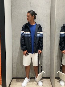 「ARMANI EXCHANGE（アルマーニエクスチェンジ）の【A|X アルマーニ エクスチェンジ】グログランテープディテール フーデッドナイロンジャケット（ナイロンジャケット、ブルー系）」を使った、TAKUYAさん（メンズ・174cm）の夏コーディネート