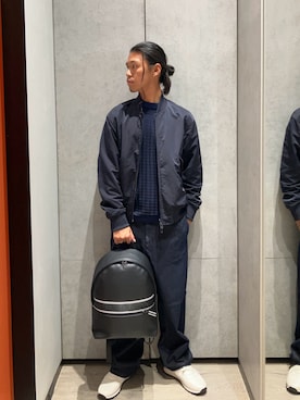 「ARMANI EXCHANGE（アルマーニエクスチェンジ）の【A|X アルマーニ エクスチェンジ】オールオーバーロゴ レースアップスニーカー（スニーカー、ホワイト系）」を使った、TAKUYAさん（メンズ・174cm）の秋コーディネート