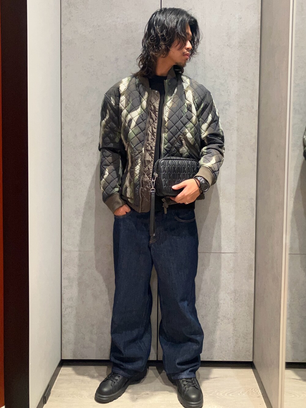 「AXchanger、AXchange、armaniexchange、armani、アルマーニエクスチェンジ、アルマーニ、最近のいい感じコーデ、冬アウター、ワイドパンツ、オトナカジュアル、大人コーデ、着回しコーデ、ファッションを楽しもう、デニム、ブーツ」｜「ARMANI EXCHANGEの【A|X アルマーニ エクスチェンジ】レースアップ　トレッキングシューズ（ブーツ、ブラック系）」を使った、TAKUYAさん（メンズ・174cm）の冬コーディネートの1枚目の写真