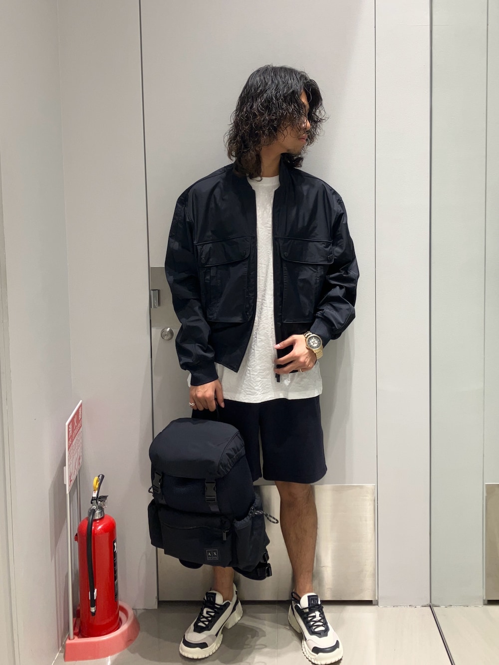 「AXchanger、AXchange、アルマーニエクスチェンジ、アルマーニ、armaniexchange、armani、かんたん！着回しコーデ術、今日のコーデ、シンプル、大人コーデ、春アウター、おでかけコーデ、ストリートMIX、スニーカー、シンプルコーデ」｜「ARMANI EXCHANGEの【A|X アルマーニ エクスチェンジ】オールオーバージャカードロゴ 半袖クルーネックTシャツ/REGULAR（Tシャツ/カットソー、ホワイト系）」を使った、TAKUYAさん（メンズ・174cm）の冬コーディネートの1枚目の写真