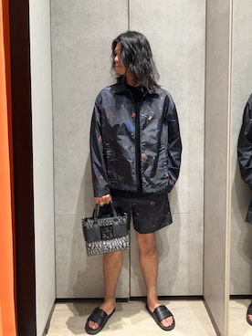 「ARMANI EXCHANGE（アルマーニエクスチェンジ）の【A|X アルマーニ エクスチェンジ】オールオーバーフラワープリント ナイロンコーチジャケット（ナイロンジャケット、ブラック系）」を使った、TAKUYAさん（メンズ・174cm）の夏コーディネート