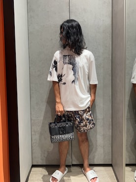 「ARMANI EXCHANGE（アルマーニエクスチェンジ）の【A|X アルマーニ エクスチェンジ】BOXロゴバックル　ミニハンドバッグ（オールオーバーロゴ）（ハンドバッグ、ブラック系）」を使った、TAKUYAさん（メンズ・174cm）の夏コーディネート