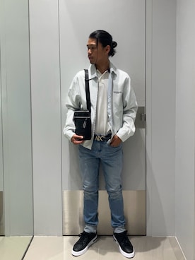 「ARMANI EXCHANGE（アルマーニエクスチェンジ）の【A|X アルマーニ エクスチェンジ】オールオーバーロゴ レースアップスニーカー（スニーカー、ブラック系）」を使った、TAKUYAさん（メンズ・174cm）の春コーディネート