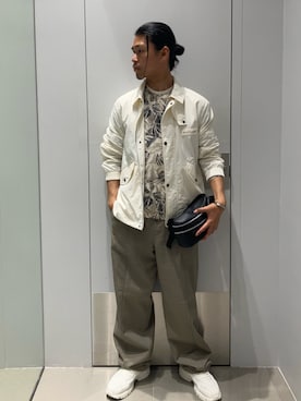 「ARMANI EXCHANGE（アルマーニエクスチェンジ）の【A|X アルマーニ エクスチェンジ】WE グラフィックロゴ 長袖クルーネックTシャツ/REGULAR+（Tシャツ/カットソー、ホワイト系）」を使った、TAKUYAさん（メンズ・174cm）の春コーディネート