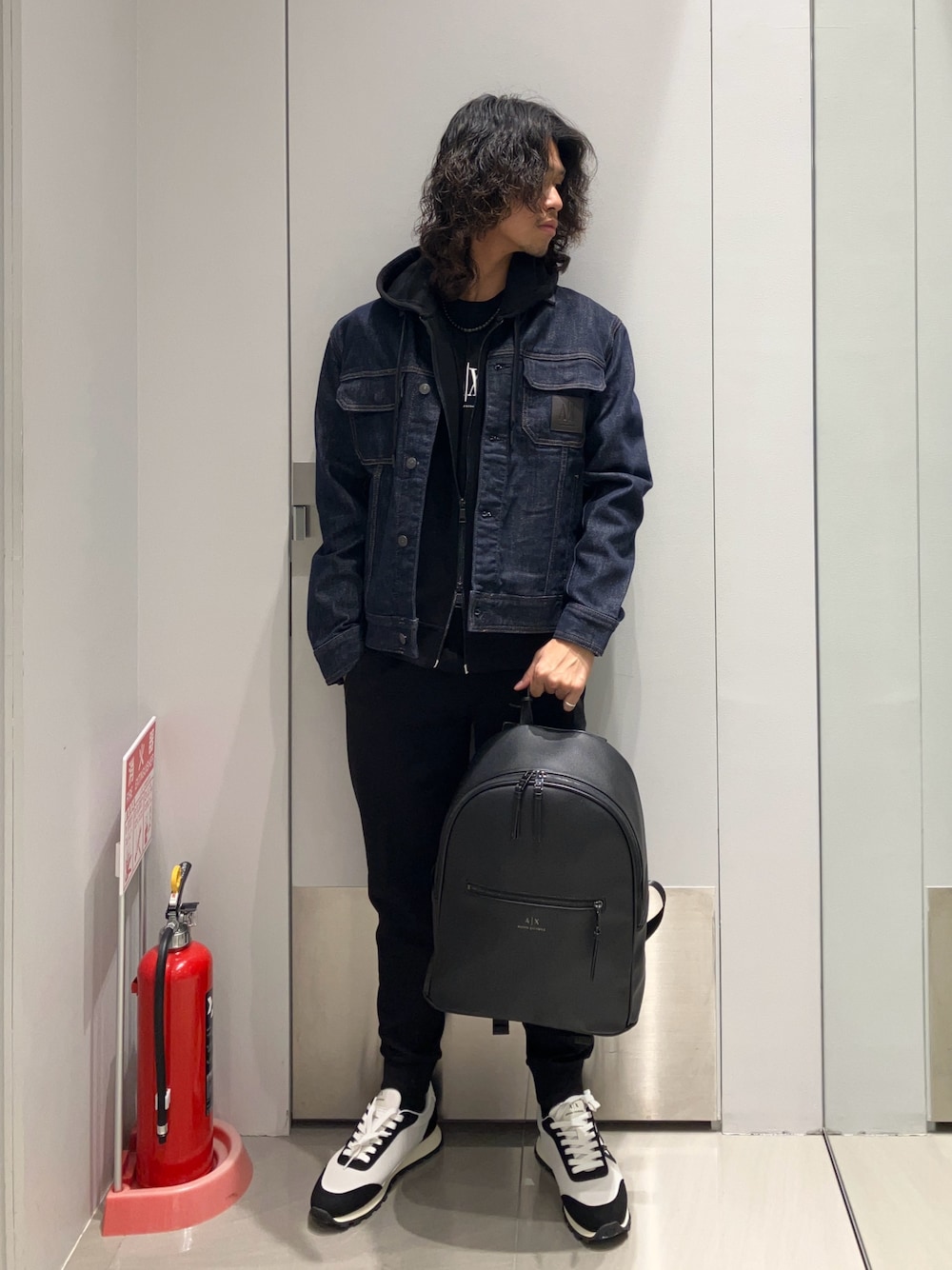 「AXchanger、AXchange、armaniexchange、armani、アルマーニエクスチェンジ、アルマーニ、スウェット、スウェットコーデ、春めき満開コーデ、デニムジャケット、デニム、春服コーデ、お洒落さんとつながりたい、メンズファッション、セットアップ」｜「ARMANI EXCHANGEの【A|X アルマーニ エクスチェンジ】AXロゴ ミックスマテリアル レースアップスニーカー（スニーカー、ホワイト系）」を使った、TAKUYAさん（メンズ・174cm）の春コーディネートの1枚目の写真