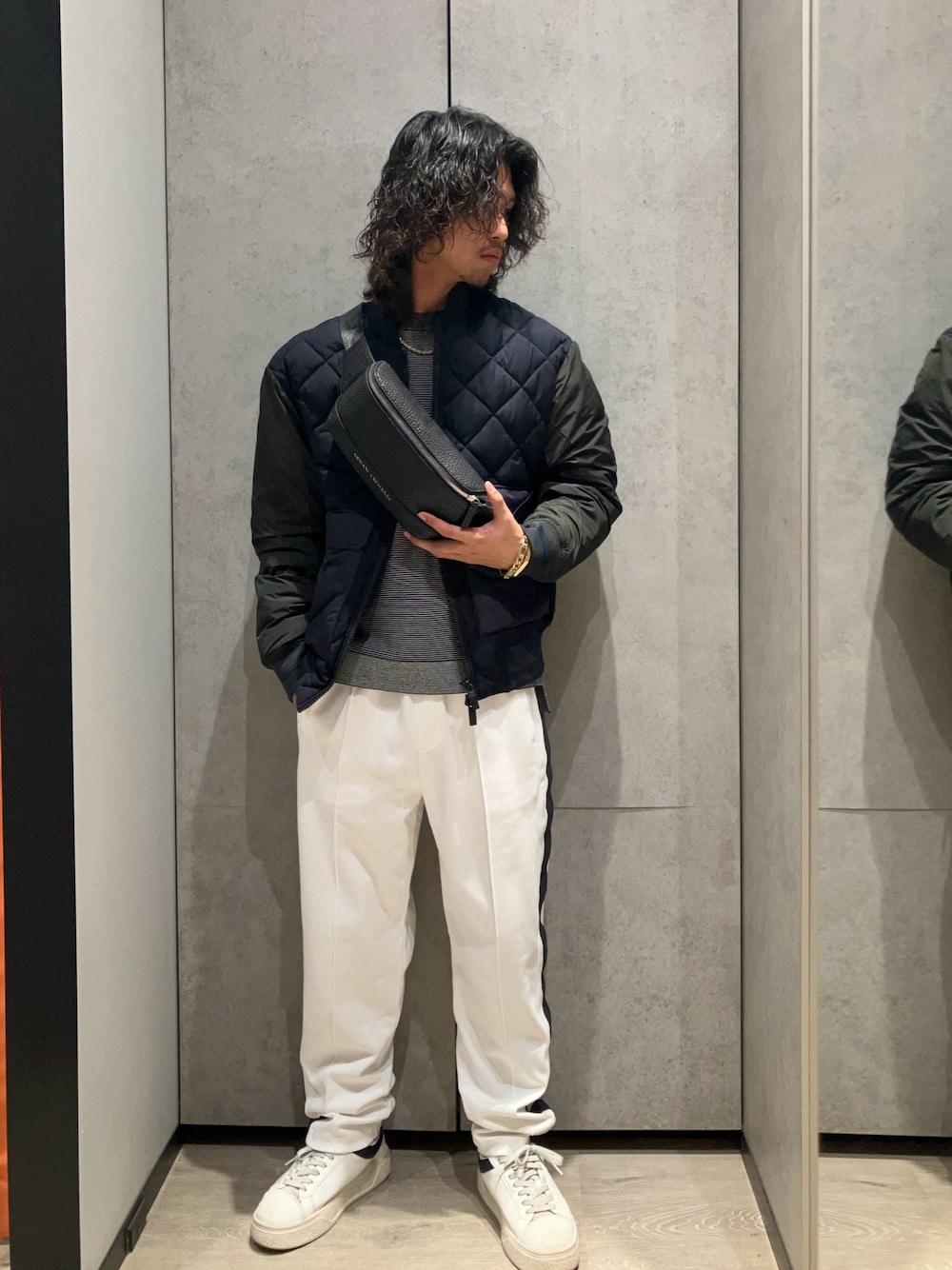 「AXchanger、AXchange、アルマーニ、アルマーニエクスチェンジ、armaniexchange、armani、ショルダーバッグ、スウェットパンツ、カジュアルスタイル、キレイめ、おしゃれさんと繋がりたい、大人コーデ、スウェットコーデ、いいね、save、フォローお願いします🤑、お出かけコーデ」｜「ARMANI EXCHANGEの【A|X アルマーニ エクスチェンジ】ライトソール　レースアップスニーカー（スニーカー、ホワイト系）」を使った、TAKUYAさん（メンズ・174cm）の春コーディネートの1枚目の写真