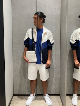 「ARMANI EXCHANGE（アルマーニエクスチェンジ）の【A|X アルマーニ エクスチェンジ】AXロゴ フラットショルダーバッグ（ショルダーバッグ、ホワイト系）」を使った、TAKUYAさん（メンズ・174cm）の夏コーディネート