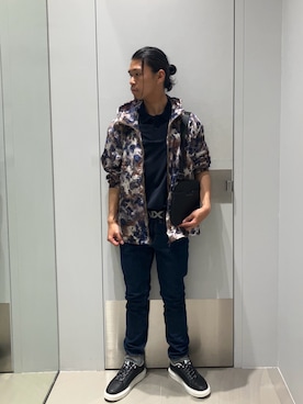 「ARMANI EXCHANGE（アルマーニエクスチェンジ）の【A|X アルマーニ エクスチェンジ】ツートーンレース スニーカー（EC限定カラー含）（スニーカー、ブラック系）」を使った、TAKUYAさん（メンズ・174cm）の春コーディネート