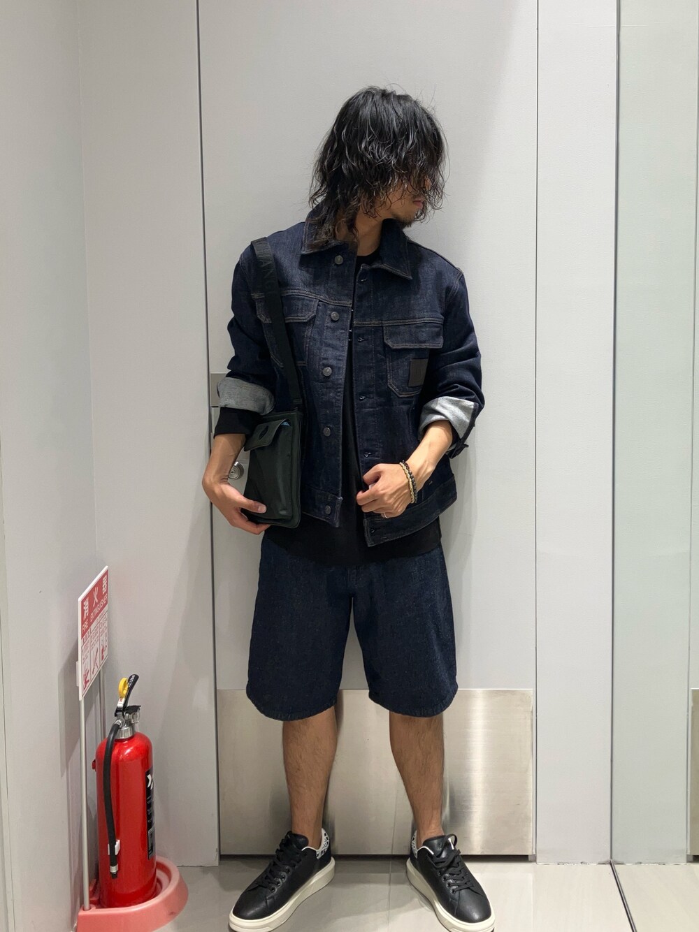 「AXchanger、AXchange、armaniexchange、armani、アルマーニ、アルマーニエクスチェンジ、シンプルコーデ、初夏コーデ、シンプル、夏だ！Tシャツ着よう！、休日スタイル、ショートパンツ、デニムジャケット、デニムコーデ、オトナカジュアル」｜「ARMANI EXCHANGEの【A|X アルマーニ エクスチェンジ】オールオーバーロゴ　レースアップスニーカー（スニーカー、ブラック系）」を使った、TAKUYAさん（メンズ・174cm）の春コーディネートの1枚目の写真