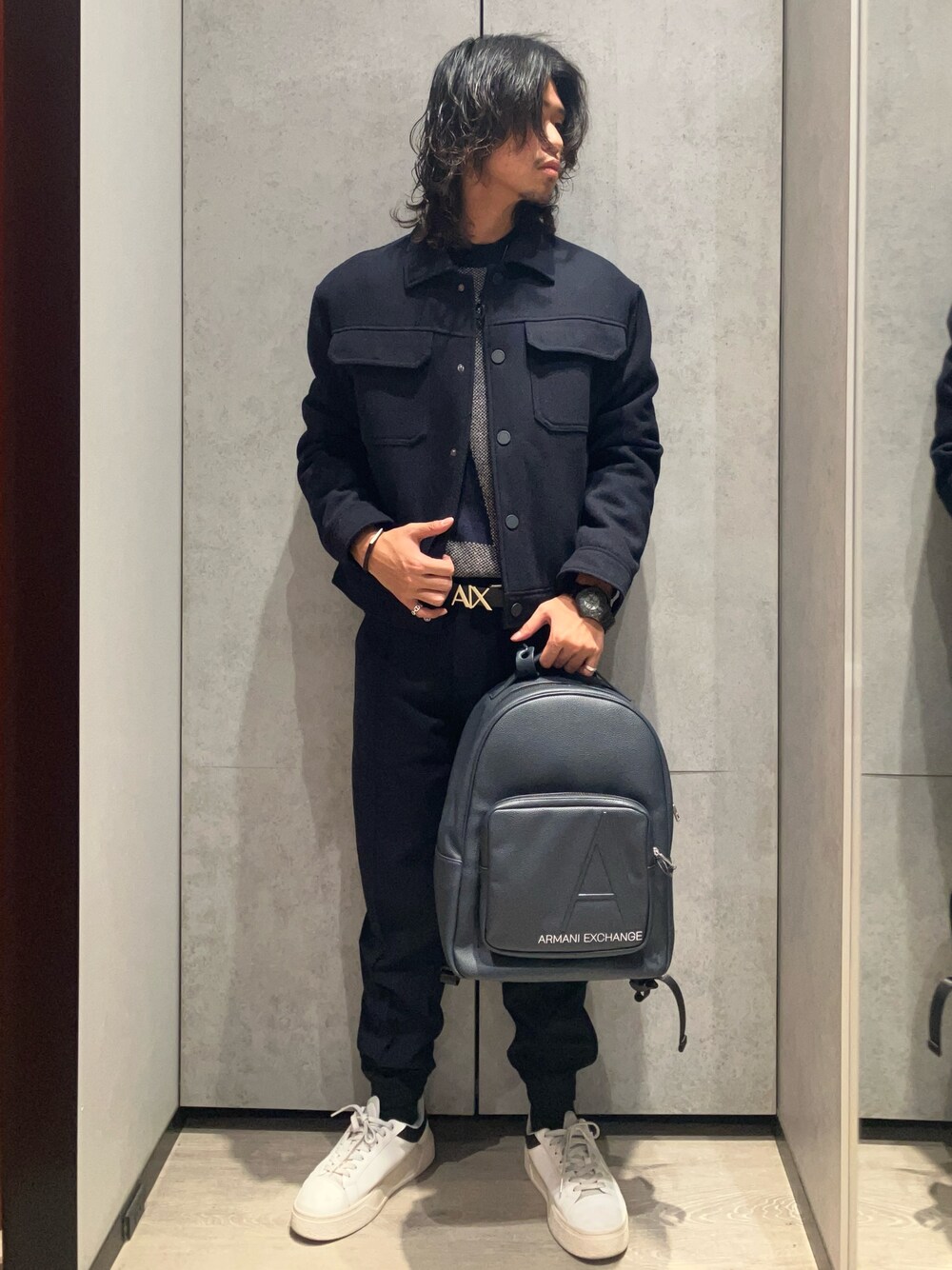「AXchanger、AXchange、armaniexchange、armani、アルマーニエクスチェンジ、アルマーニ、シンプルスタイル、大人コーデ、秋服、ゆるコーデ、休日コーデ、ネイビー、秋っぽコーデ更新中、いいね、save、フォローお願いします🤑、おしゃれさんと繋がりたい」｜「ARMANI EXCHANGEの【A|X アルマーニ エクスチェンジ】ライトソール　レースアップスニーカー（スニーカー、ホワイト系）」を使った、TAKUYAさん（メンズ・174cm）の秋コーディネートの1枚目の写真