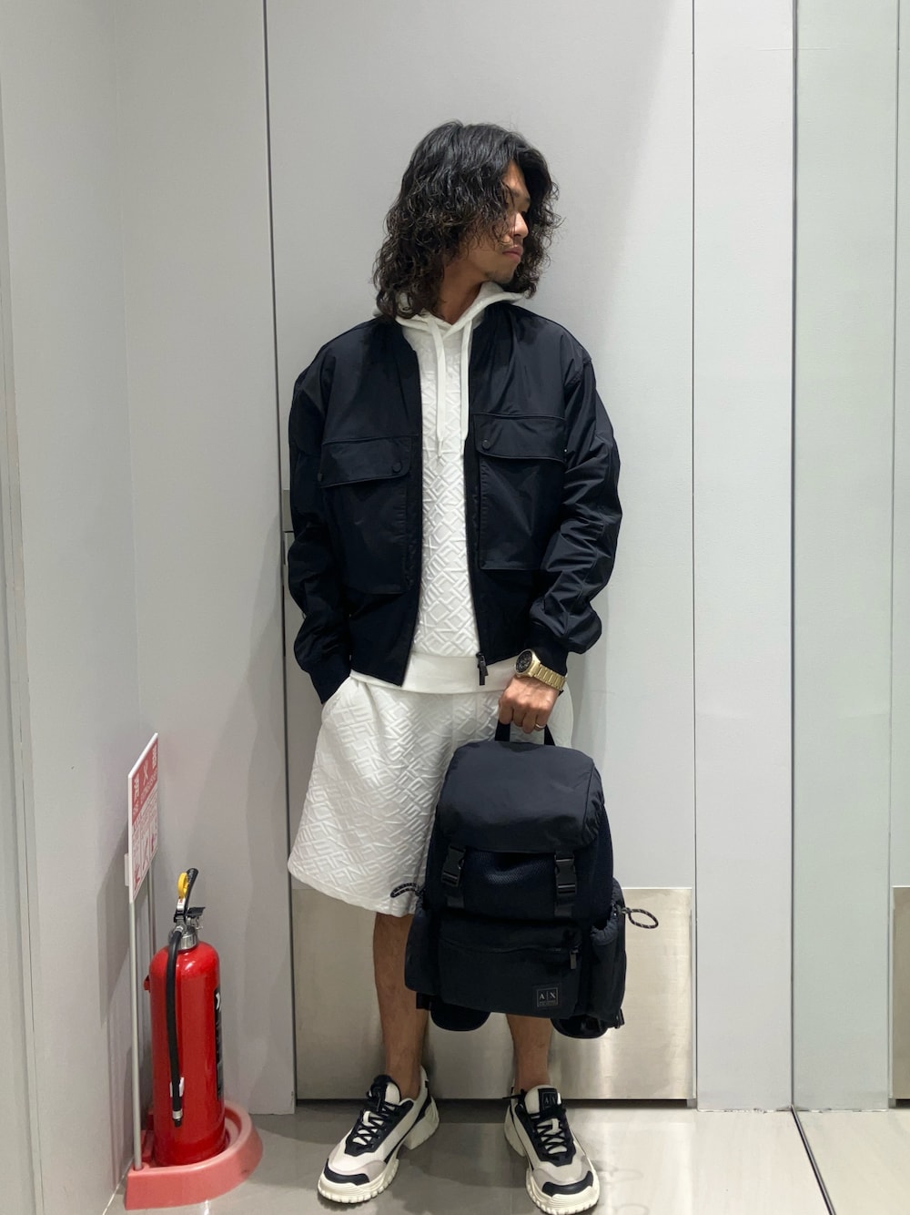 「AXchanger、AXchange、アルマーニ、アルマーニエクスチェンジ、armaniexchange、armani、スポーツミックス、春コーデ、春めき満開コーデ、春服、休日スタイル、シンプルコーデ、大人カジュアル、今日のコーデ、きれいめカジュアル」｜「ARMANI EXCHANGEの【A|X アルマーニ エクスチェンジ】BE メッシュコンビ ノッチドソールレースアップスニーカー（EC限定カラー含）（スニーカー、ブルー系）」を使った、TAKUYAさん（メンズ・174cm）の春コーディネートの1枚目の写真
