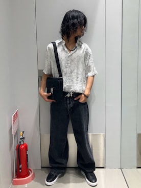 「ARMANI EXCHANGE（アルマーニエクスチェンジ）のアイテム（ショルダーバッグ）」を使った、TAKUYAさん（メンズ・174cm）の春コーディネート