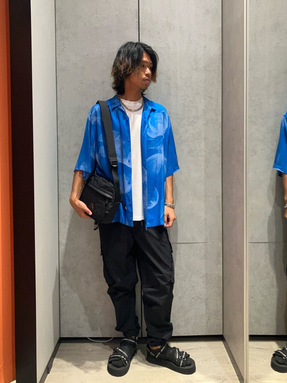 「AXchanger、AXchange、armaniexchange、ARMANIEXCHANGE、armani、アルマーニエクスチェンジ、アルマーニ、フェススタイル、テーマパークコーデ、夏コーデ、おしゃ見えテクニック、さらっと晴れやかスナップ、カーゴパンツ、プチプラ、モノトーン」｜「ARMANI EXCHANGEの【A|X アルマーニ エクスチェンジ】バケーションプリント　半袖シャツ/BOXY（シャツ/ブラウス、ブルー系）」を使った、TAKUYAさん（メンズ・174cm）の夏コーディネートの1枚目の写真