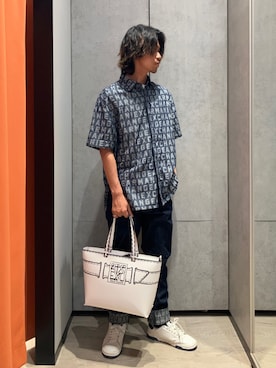 「ARMANI EXCHANGE（アルマーニエクスチェンジ）のアイテム（トートバッグ）」を使った、TAKUYAさん（メンズ・174cm）の春コーディネート