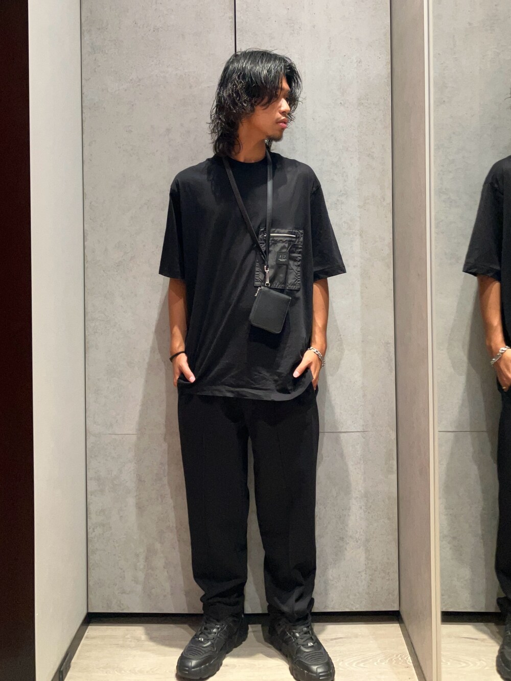 「AXchange、AXchanger、armaniexchange、armani、アツいコーデ全部見せ、アルマーニエクスチェンジ、アルマーニ、オールブラック、シンプルコーデ、休日スタイル、大人カジュアル、ラフ、メンズファッション、秋服準備はじめました、ワントーン」｜「ARMANI EXCHANGEの【A|X アルマーニ エクスチェンジ】シルバーチェーンブレスレットCLASSIC_AXG0077040（ブレスレット、その他）」を使った、TAKUYAさん（メンズ・174cm）の秋コーディネートの1枚目の写真