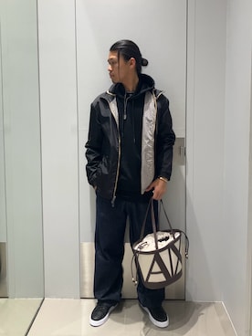 「ARMANI EXCHANGE（アルマーニエクスチェンジ）の【A|X アルマーニ エクスチェンジ】オールオーバーロゴ レースアップスニーカー（スニーカー、ブラック系）」を使った、TAKUYAさん（メンズ・174cm）の春コーディネート