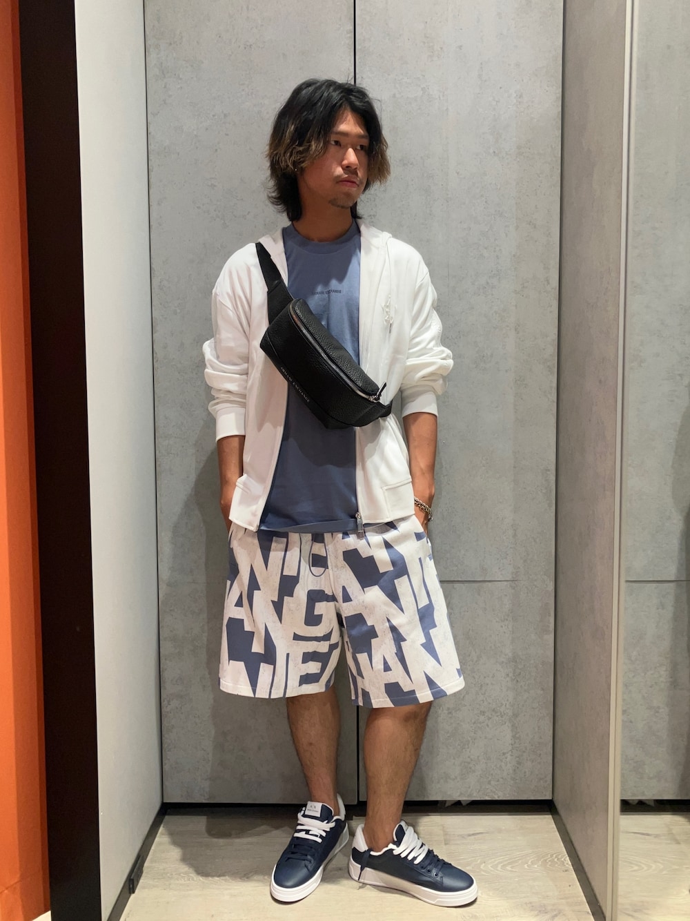 「AXchanger、AXchange、armaniexchange、armani、アルマーニエクスチェンジ、アルマーニ、夏コーデ、フェスコーデ、休日スタイル、オトナカジュアル、シャツ好き集まれ、ラフコーデ、カジュアルコーデ、リラックススタイル、シンプルコーデ」｜「ARMANI EXCHANGEの【A|X アルマーニ エクスチェンジ】ツートーンカラーシューレース　スニーカー（スニーカー、ブルー系）」を使った、TAKUYAさん（メンズ・174cm）の夏コーディネートの1枚目の写真