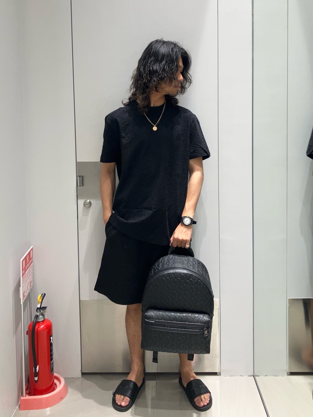 「AXchanger、AXchange、アルマーニ、アルマーニエクスチェンジ、armaniexchange、armani、サンダル、黒Tシャツ、お出かけコーデ、夏コーデ、メンズファッション、Tシャツ、夏服コーデ、オトナカジュアル、ラフコーデ」｜「ARMANI EXCHANGEの【A|X アルマーニ エクスチェンジ】AXロゴ シャワーサンダル（サンダル、ブラック系）」を使った、TAKUYAさん（メンズ・174cm）の春コーディネートの1枚目の写真