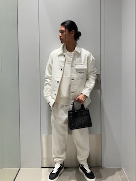 「ARMANI EXCHANGE（アルマーニエクスチェンジ）の【A|X アルマーニ エクスチェンジ】オールオーバーロゴ レースアップスニーカー（スニーカー、ブラック系）」を使った、TAKUYAさん（メンズ・174cm）の春コーディネート