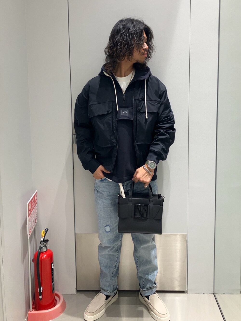 「AXchanger、AXchange、armaniexchange、armani、アルマーニ、アルマーニエクスチェンジ、春めき満開コーデ、淡色コーデ、春服コーデ、デニム、メンズファッション、オトナカジュアル、お洒落さんとつながりたい、着回しコーデ、ストリート」｜「ARMANI EXCHANGEの【A|X アルマーニ エクスチェンジ】スリップオンスニーカー（スニーカー、ベージュ系）」を使った、TAKUYAさん（メンズ・174cm）の春コーディネートの1枚目の写真