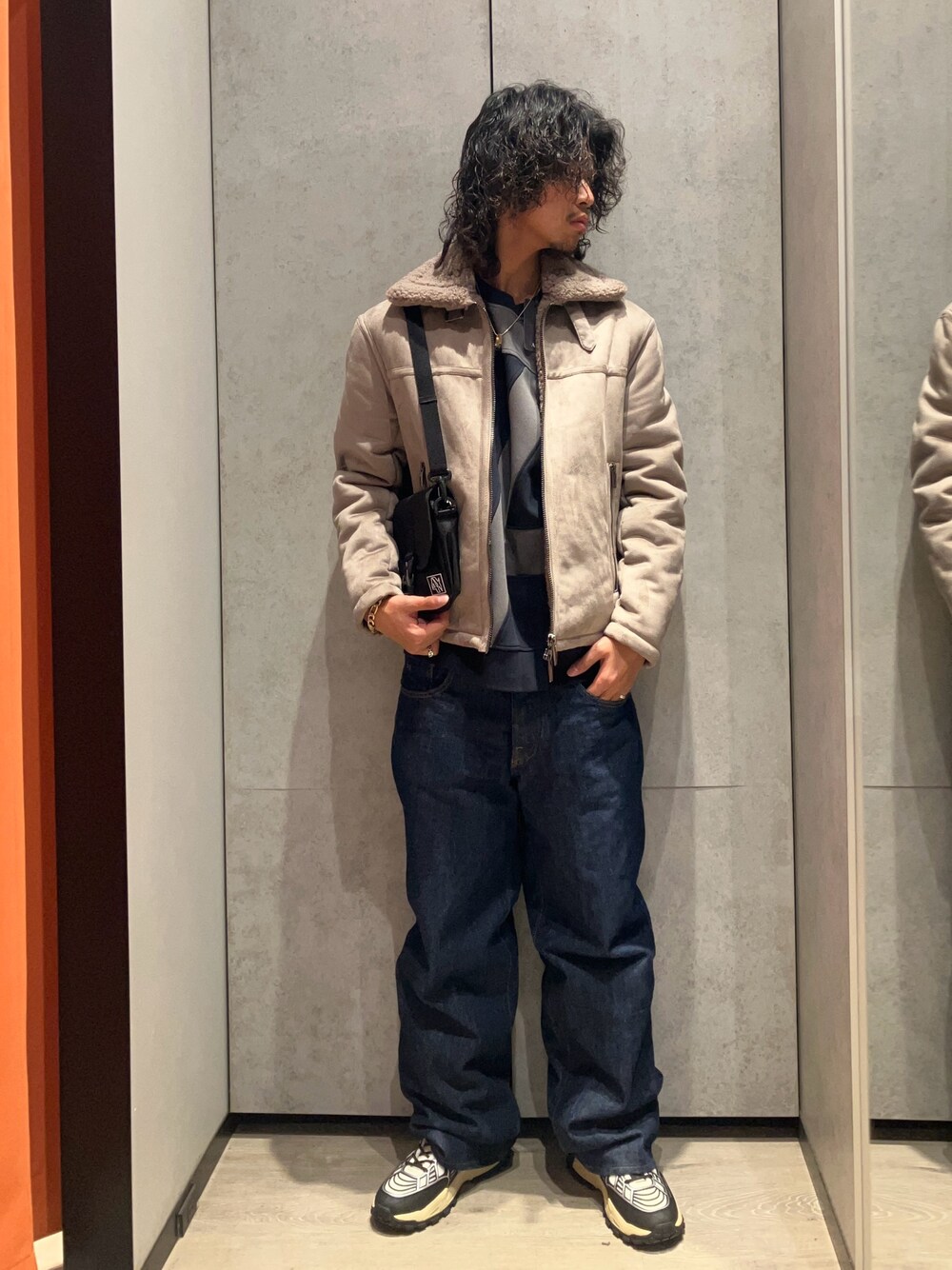 「AXchanger、AXchange、armaniexchange、armani、アルマーニ、アルマーニエクスチェンジ、プチプラ、淡色コーデ、冬アウター、ワイドパンツ、シンプルスタイル、大人コーデ、冬服、スニーカー、メンズコーデ」｜「ARMANI EXCHANGEの【A|X アルマーニ エクスチェンジ】アブストラクトアッパー レースアップスニーカー（スニーカー、ホワイト系）」を使った、TAKUYAさん（メンズ・174cm）の冬コーディネートの1枚目の写真
