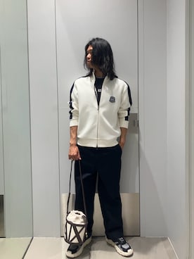 「ARMANI EXCHANGE（アルマーニエクスチェンジ）の【A|X アルマーニ エクスチェンジ】ビッグAXロゴ バケットミニショルダーバッグ（ショルダーバッグ、ブラウン系）」を使った、TAKUYAさん（メンズ・174cm）の春コーディネート