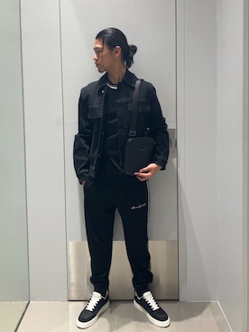「ARMANI EXCHANGE（アルマーニエクスチェンジ）の【A|X アルマーニ エクスチェンジ】オールオーバーロゴ レースアップスニーカー（スニーカー、ブラック系）」を使った、TAKUYAさん（メンズ・174cm）の春コーディネート