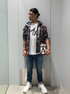 「ARMANI EXCHANGE（アルマーニエクスチェンジ）の【A|X アルマーニ エクスチェンジ】メッシュコンビ レースアップスニーカー（スニーカー、ホワイト系）」を使った、TAKUYAさん（メンズ・174cm）の夏コーディネート