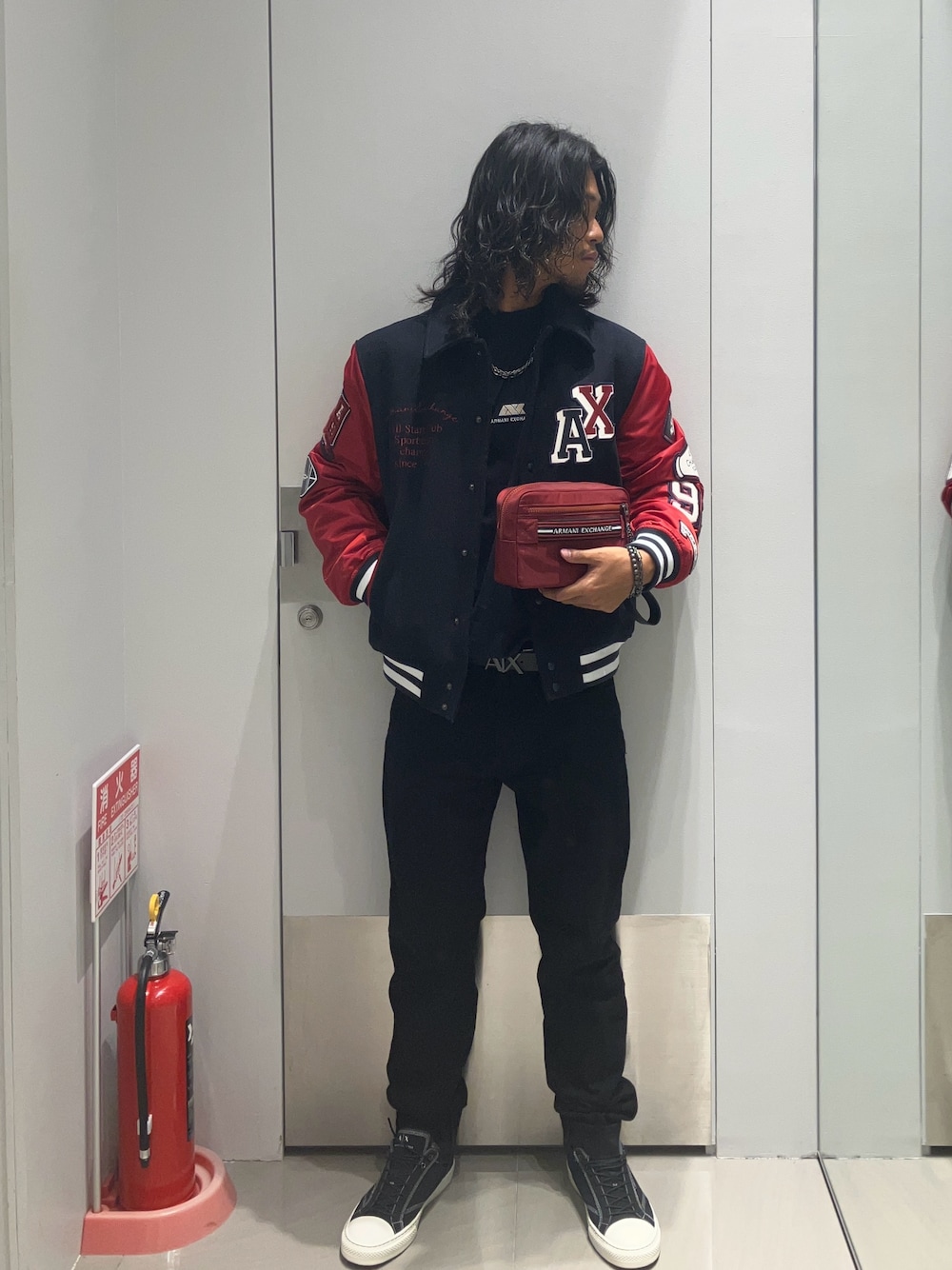 ブルー系のスニーカー、ブラック系のデニムパンツ、ブルー系のブルゾンを着用したメンズの秋コーディネートの1枚目の写真