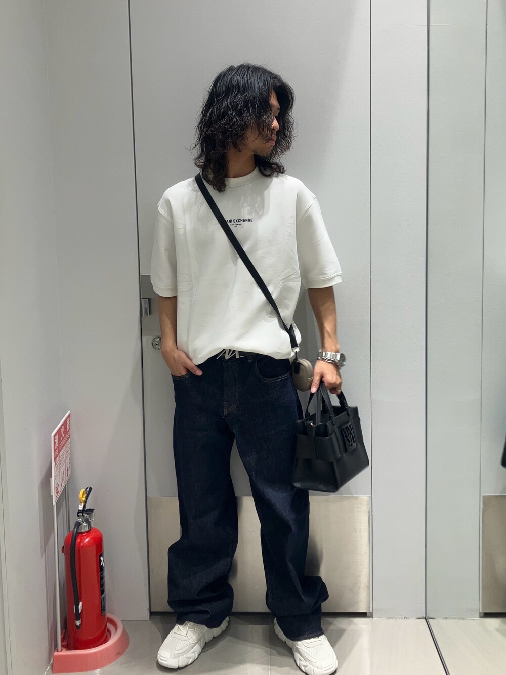 「AXchanger、AXchange、アルマーニ、アルマーニエクスチェンジ、armaniexchange、armani、春コーデ、春めき満開コーデ、ワイドパンツ、ワイドデニム、春、カジュアルコーデ、メンズコーデ、春服コーデ、オトナカジュアル」｜「ARMANI EXCHANGEの【A|X アルマーニ エクスチェンジ】AXロゴ マキシボリュームソールレースアップスニーカー（スニーカー、ホワイト系）」を使った、TAKUYAさん（メンズ・174cm）の春コーディネートの1枚目の写真