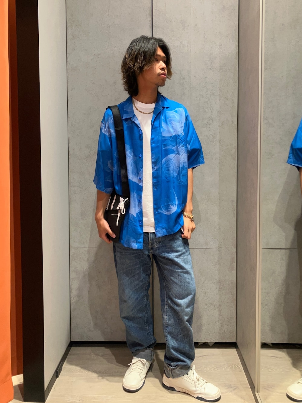 「AXchanger、AXchange、armaniexchange、armani、アルマーニエクスチェンジ、アルマーニ、アルマーニジーンズ、夏コーデ、シャツ好き集まれ、デニム、大人カジュアル、お出かけコーデ、メンズファッション、古着コーデ、カジュアルスタイル」｜「ARMANI EXCHANGEの【A|X アルマーニ エクスチェンジ】レースアップスニーカー（スニーカー、ホワイト系）」を使った、TAKUYAさん（メンズ・174cm）の夏コーディネートの1枚目の写真