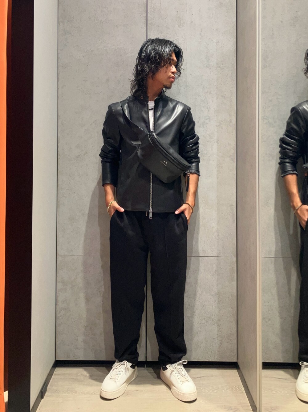 「AXchange、AXchanger、armaniexchange、armani、アルマーニエクスチェンジ、アルマーニ、レザー、テーマパークコーデ、メンズコーデ、お出かけコーデ、お洒落さんとつながりたい、ブラックコーデ、デートコーデ、スポーツミックス、ラフ」｜「ARMANI EXCHANGEの【A|X アルマーニ エクスチェンジ】ライトソール　レースアップスニーカー（スニーカー、ホワイト系）」を使った、TAKUYAさん（メンズ・174cm）の秋コーディネートの1枚目の写真