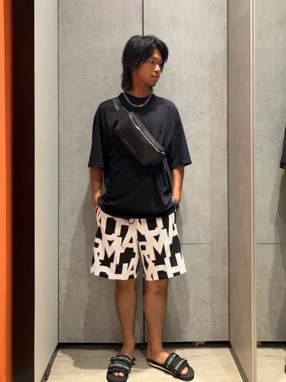 「AXchange、AXchanger、アルマーニエクスチェンジ、アルマーニ、armaniexchange、armani、休日スタイル、おしゃ見えテクニック、夏コーデ、お出かけコーデ、シンプルスタイル、メンズコーデ、モノトーンコーデ、休日コーデ、ショートパンツ」｜「ARMANI EXCHANGEの【A|X アルマーニ エクスチェンジ】ストラップサンダル（サンダル、ブラック系）」を使った、TAKUYAさん（メンズ・174cm）の夏コーディネートの1枚目の写真