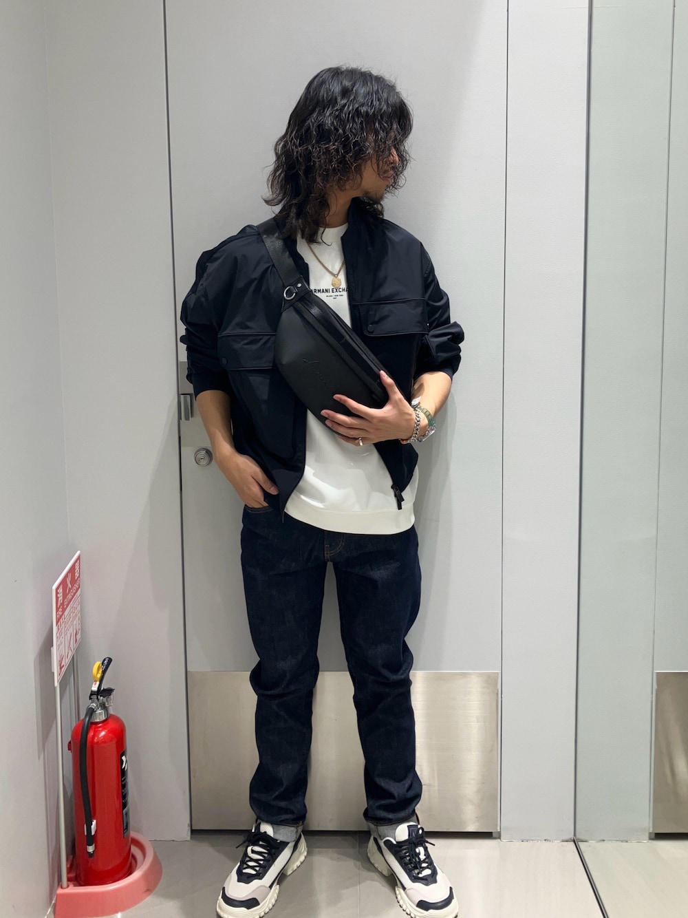 「AXchanger、AXchange、アルマーニ、アルマーニエクスチェンジ、armaniexchange、armani、デニムパンツ、デニム、お出かけコーデ、お洒落さんとつながりたい、シンプルスタイル、キレイめカジュアル、デニムコーデ、シンプル、ootd」｜「ARMANI EXCHANGEの【A|X アルマーニ エクスチェンジ】BE メッシュコンビ ノッチドソールレースアップスニーカー（EC限定カラー含）（スニーカー、ブルー系）」を使った、TAKUYAさん（メンズ・174cm）の夏コーディネートの1枚目の写真