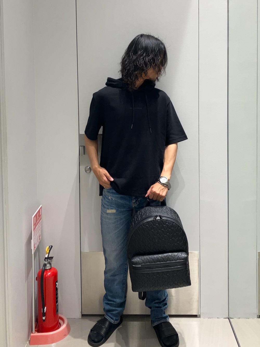 「AXchanger、AXchange、アルマーニ、アルマーニエクスチェンジ、armaniexchange、armani、サンダル、パーカー、お出かけコーデ、夏コーデ、シンプルスタイル、お洒落さんとつながりたい、初夏コーデ、デニムコーデ、シンプル」｜「ARMANI EXCHANGEの【A|X アルマーニ エクスチェンジ】AXロゴ シャワーサンダル（サンダル、ブラック系）」を使った、TAKUYAさん（メンズ・174cm）の夏コーディネートの1枚目の写真