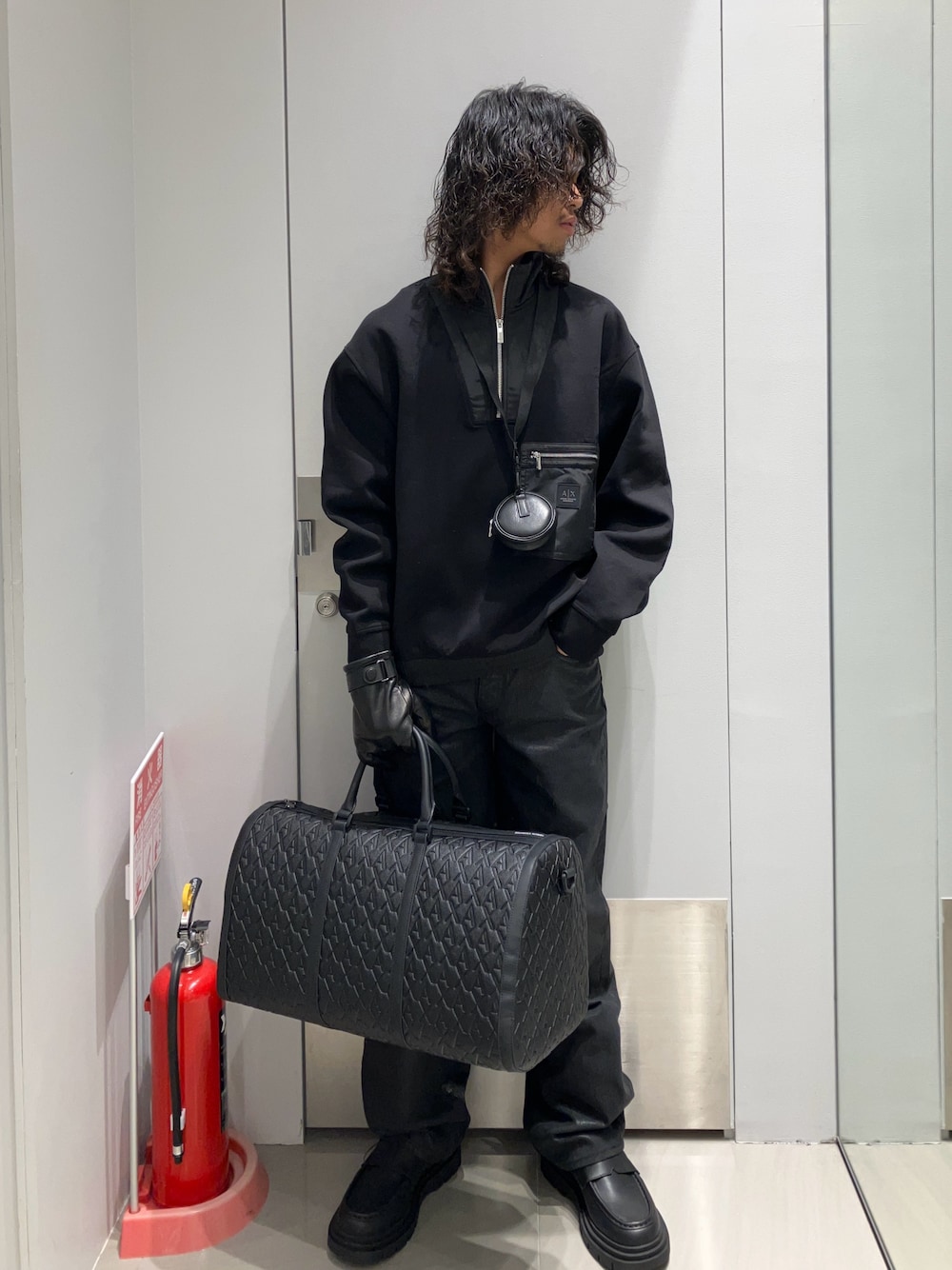 「AXchanger、AXchange、アルマーニ、アルマーニエクスチェンジ、armaniexchange、armani、オールブラック、ブラックコーデ、今日のコーデ、メンズコーデ、春服、大人コーデ、大人カジュアル、お洒落さんとつながりたい、初春コーデ」｜「ARMANI EXCHANGEの【A|X アルマーニ エクスチェンジ】プラットフォームローファー（ローファー、ブラック系）」を使った、TAKUYAさん（メンズ・174cm）の春コーディネートの1枚目の写真