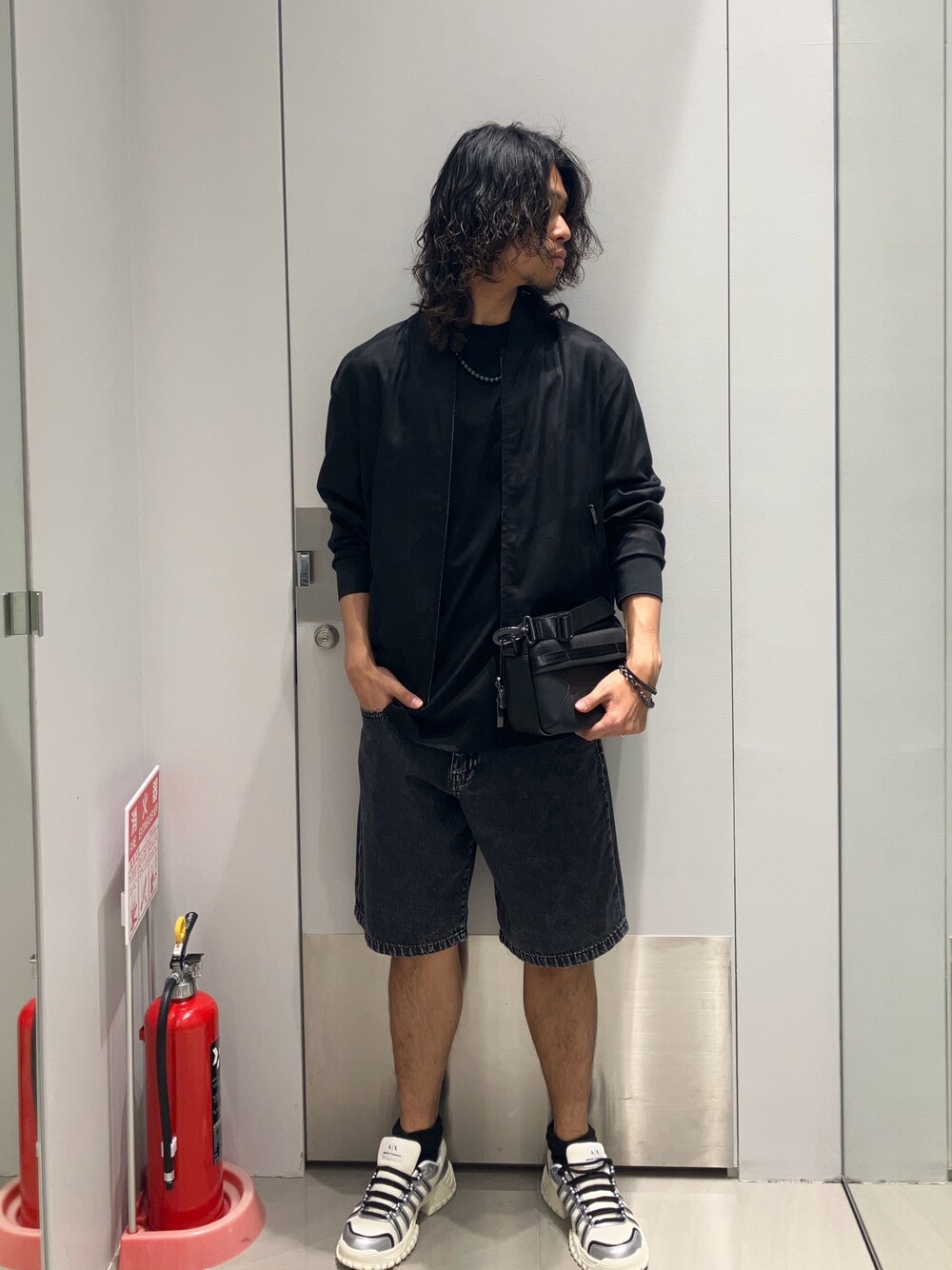 「AXchanger、AXchange、アルマーニエクスチェンジ、アルマーニ、armaniexchange、armani、ジャケット、春めき満開コーデ、大人カジュアル、メンズコーデ、オトナカジュアル、春服コーデ、おでかけコーデ、ストリートコーデ、リラックススタイル」｜「ARMANI EXCHANGEの【A|X アルマーニ エクスチェンジ】メッシュコンビ ノッチドソール レースアップスニーカー（スニーカー、シルバー系）」を使った、TAKUYAさん（メンズ・174cm）の春コーディネートの1枚目の写真