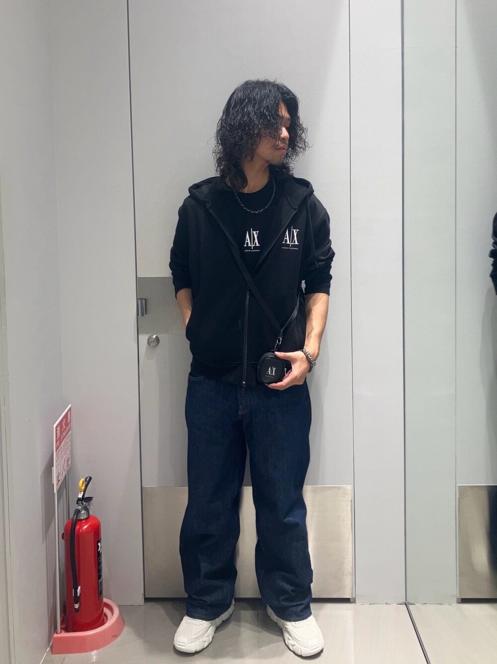 「AXchanger、AXchange、アルマーニ、アルマーニエクスチェンジ、armaniexchange、armani、春夏コーデ、モノトーン、メンズファッション、ゆるコーデ、ラフコーデ、おしゃれさんと繋がりたい、春めき満開コーデ、春色、スウェット」｜「ARMANI EXCHANGEの【A|X アルマーニ エクスチェンジ】キルティングアッパー　レースアップスニーカー（スニーカー、ホワイト系）」を使った、TAKUYAさん（メンズ・174cm）の春コーディネートの1枚目の写真