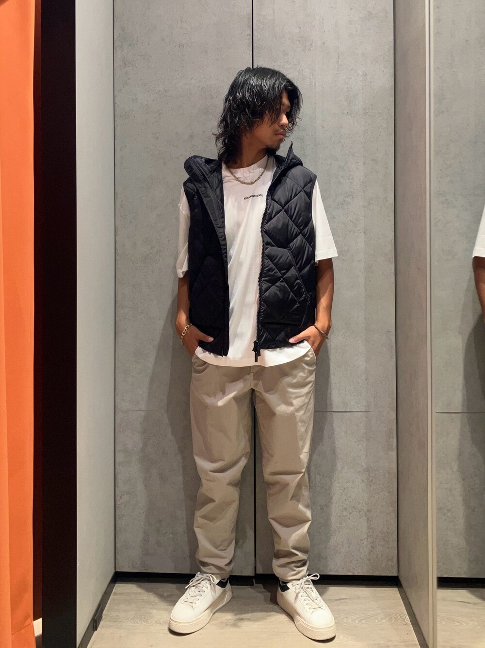「AXchange、AXchanger、ベスト、テーマパークコーデ、メンズコーデ、アルマーニエクスチェンジ、アルマーニ、armaniexchange、armani、お洒落さんとつながりたい、お出かけコーデ、初秋コーデ、淡色コーデ、着回しコーデ、秋コーデ」｜「ARMANI EXCHANGEの【A|X アルマーニ エクスチェンジ】ライトソール　レースアップスニーカー（スニーカー、ホワイト系）」を使った、TAKUYAさん（メンズ・174cm）の秋コーディネートの1枚目の写真