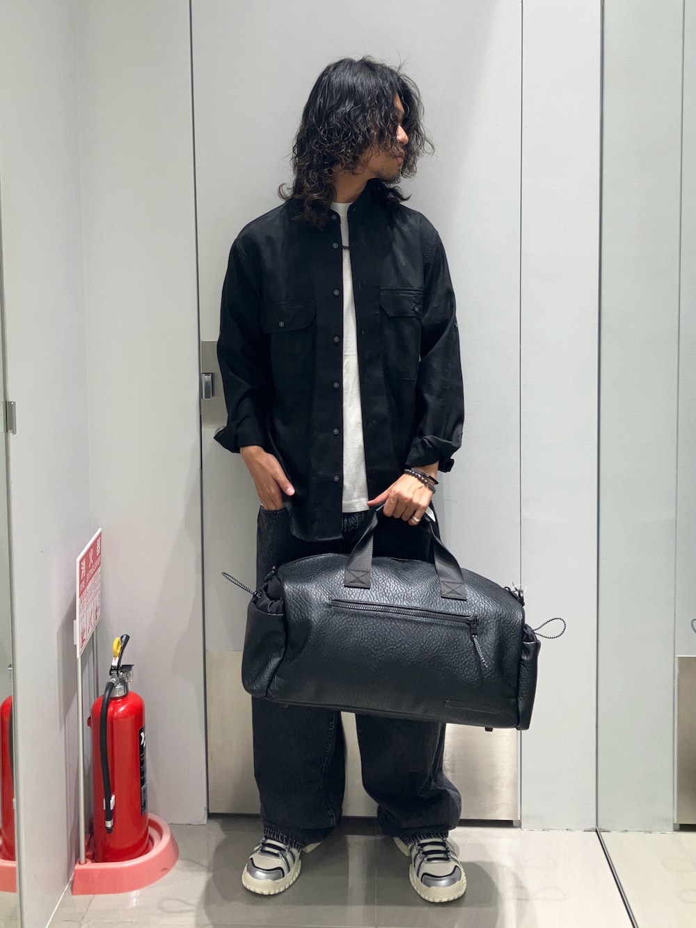 「AXchanger、AXchange、アルマーニエクスチェンジ、アルマーニ、armaniexchange、armani、ワイドパンツ、ワイドデニム、黒Tシャツ、シンプルコーデ、夏コーデ、Tシャツコーデ、春夏コーデ、お出かけコーデ、最近のいい感じコーデ」｜「ARMANI EXCHANGEの【A|X アルマーニ エクスチェンジ】ダークインディゴバギーデニムパンツ_J83 BAGGY（デニムパンツ、ブルー系）」を使った、TAKUYAさん（メンズ・174cm）の夏コーディネートの1枚目の写真
