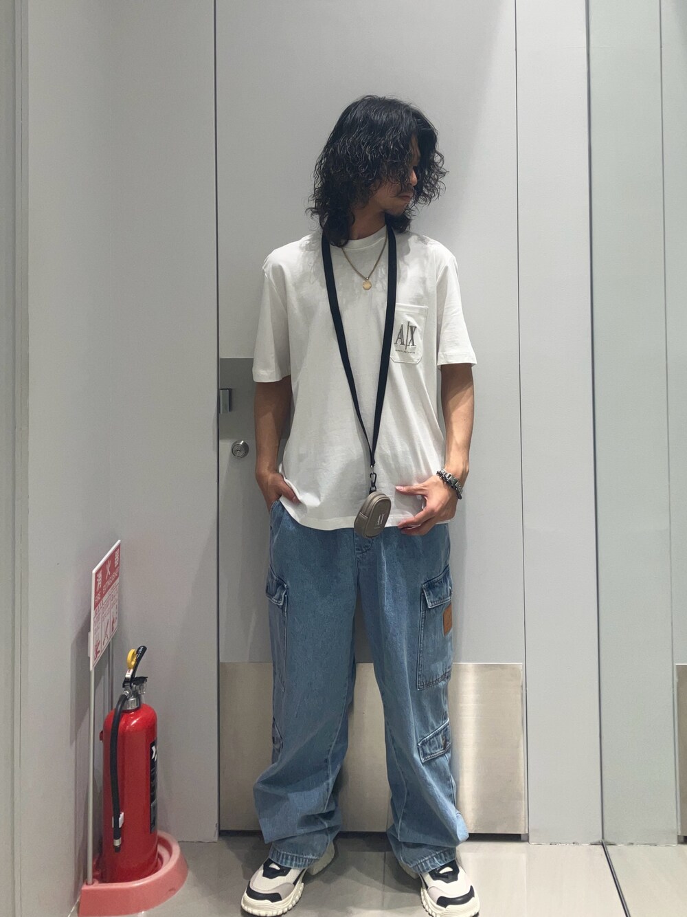「AXchanger、AXchange、アルマーニ、アルマーニエクスチェンジ、armaniexchange、armani、春色、今日のコーデ、オトナカジュアル、メンズコーデ、メンズファッション、春服、ワイドデニム、ストリートコーデ、スニーカーコーデ」｜「ARMANI EXCHANGEの【A|X アルマーニ エクスチェンジ】BE メッシュコンビ ノッチドソールレースアップスニーカー（EC限定カラー含）（スニーカー、ブルー系）」を使った、TAKUYAさん（メンズ・174cm）の春コーディネートの1枚目の写真