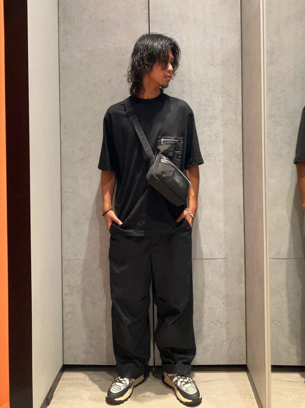 「AXchanger、AXchange、armaniexchange、armani、アルマーニエクスチェンジ、アルマーニ、オールブラック、休日スタイル、シンプルスタイル、ラフ、デートコーデ、今日のコーデ、スニーカー、大人コーデ、ファッションの力を信じよう」｜「ARMANI EXCHANGEの【A|X アルマーニ エクスチェンジ】アブストラクトアッパー レースアップスニーカー（スニーカー、ホワイト系）」を使った、TAKUYAさん（メンズ・174cm）の秋コーディネートの1枚目の写真