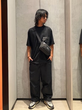 「ARMANI EXCHANGE（アルマーニエクスチェンジ）のアイテム（メッセンジャーバッグ）」を使った、TAKUYAさん（メンズ・174cm）の秋コーディネート
