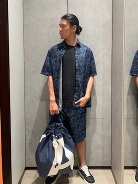 「ARMANI EXCHANGE（アルマーニエクスチェンジ）の【A|X アルマーニ エクスチェンジ】オールオーバーロゴ レースアップスニーカー（スニーカー、ブラック系）」を使った、TAKUYAさん（メンズ・174cm）の夏コーディネート