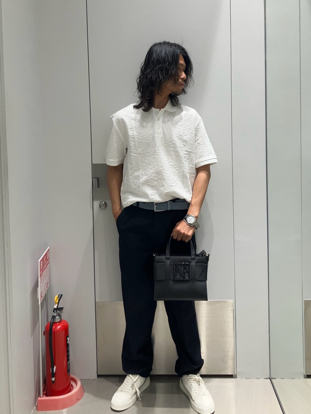 「AXchanger、AXchange、アルマーニエクスチェンジ、アルマーニ、armaniexchange、armani、ポロシャツ、スラックス、スラックスパンツ、スラックスコーデ、お出かけコーデ、夏コーデ、ゆるコーデ、お洒落さんとつながりたい、キレイめカジュアル」｜「ARMANI EXCHANGEの【A|X アルマーニ エクスチェンジ】AXロゴ レースアップスニーカー（EC限定カラー含）（スニーカー、ベージュ系）」を使った、TAKUYAさん（メンズ・174cm）の夏コーディネートの1枚目の写真